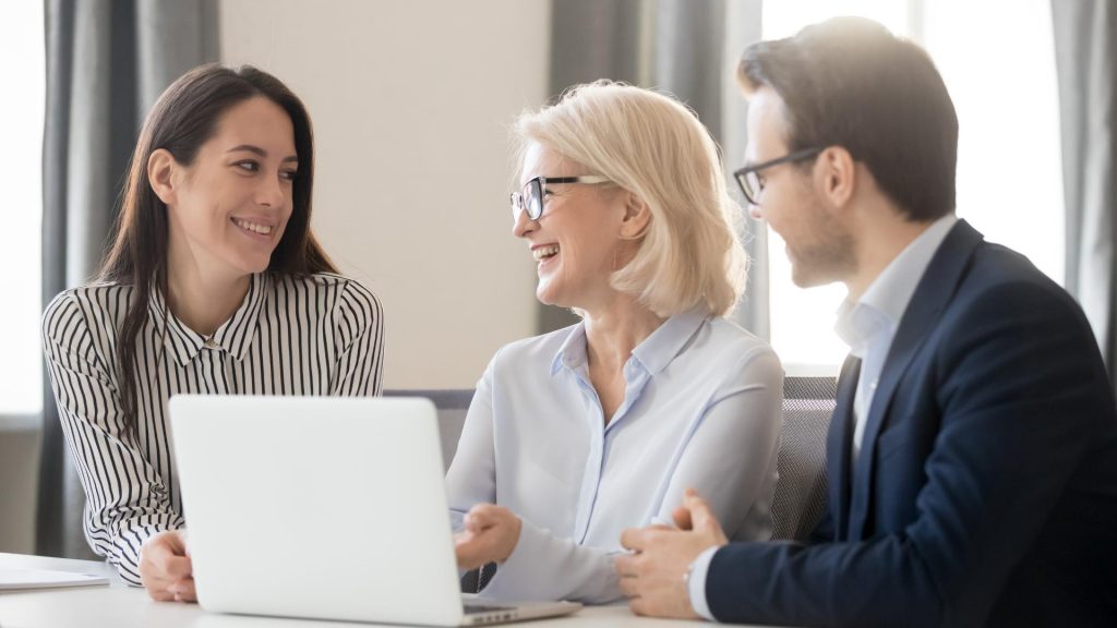 Besprechung am Computer im Büro