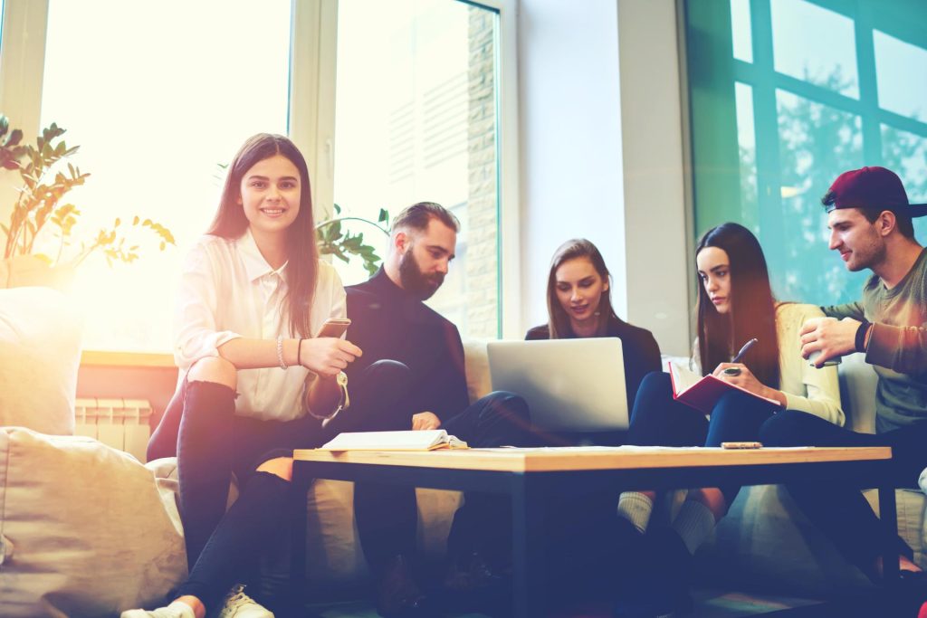 Gruppe von jungen Leuten, die arbeiten