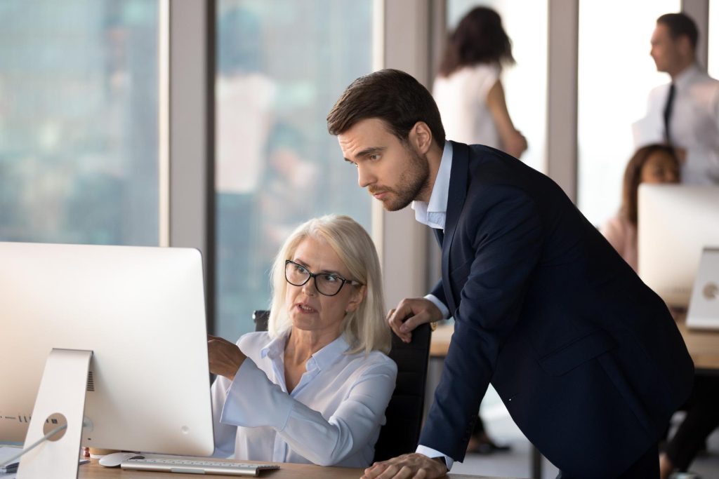 Besprechung am Computer im Büro