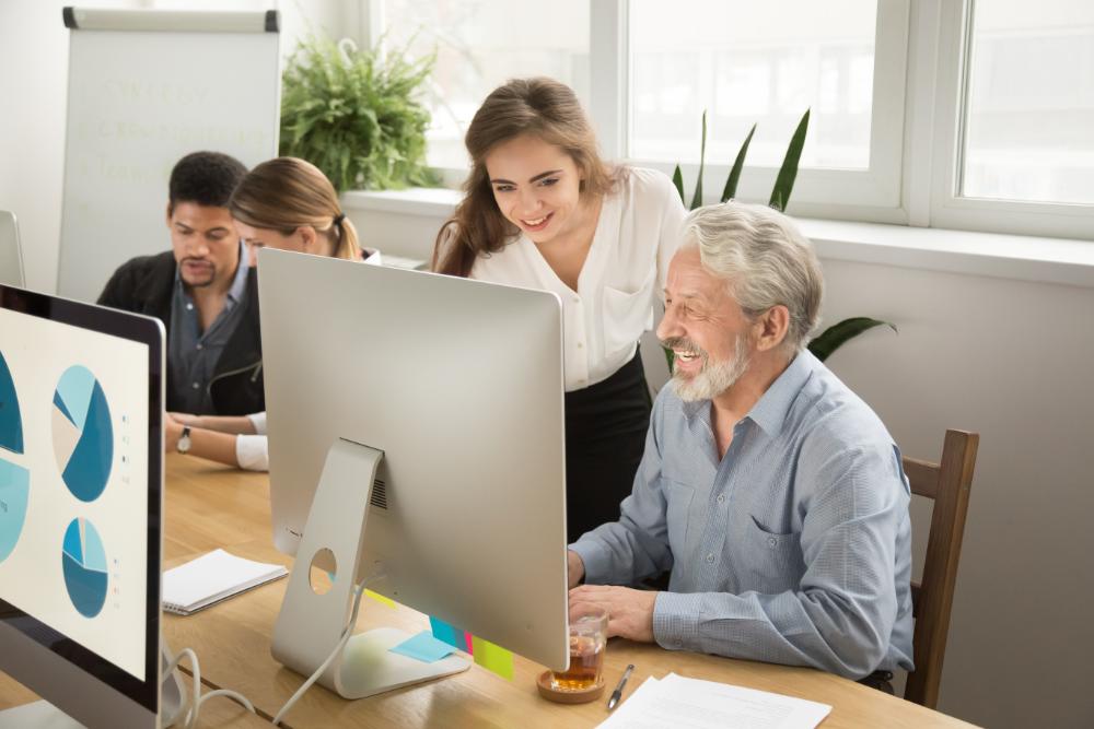 Mitarbeiter arbeiten gemeinsam am Computer