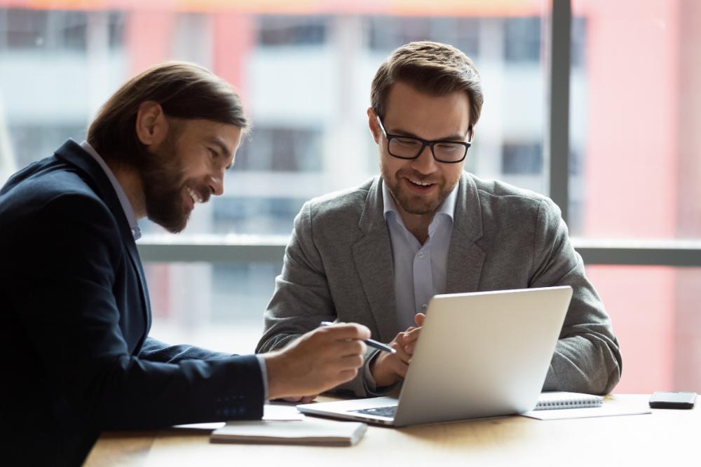 Zwei Männer am Laptop arbeiten
